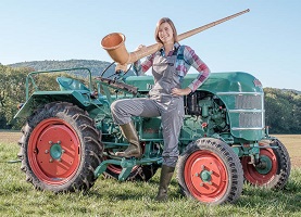 Lisa Stoll mit ihrem Kramer Traktor
